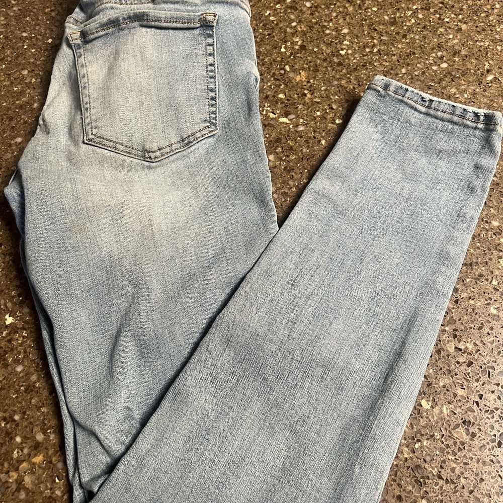 Aeropostale Distressed Look Low Rise Jeggings. Skinny Stretch Back to School